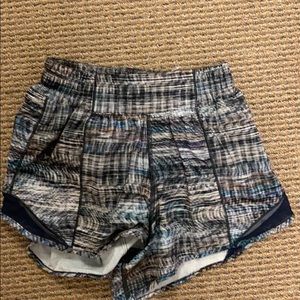 SIZE 2 LULULEMON HOTTY HOT SHORTS